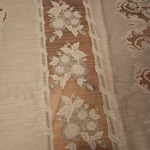 Elegant Lace Tablecloth - Picture 4 of 6